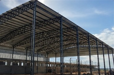 Estrutura metálica em obra industrial