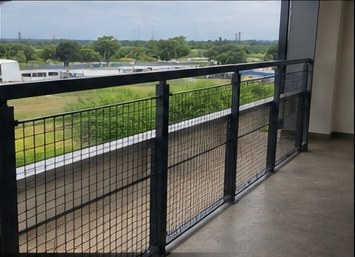 Guarda-corpo metálico instalado em área elevada