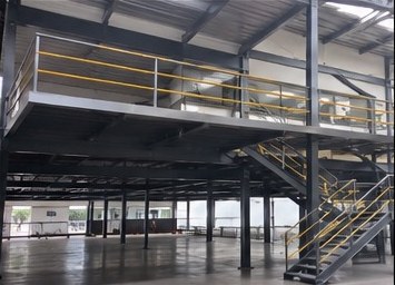 Mezanino metálico com escada e guarda-corpo